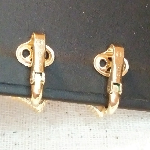 Trifari Gold Milk Teardrop Clip on Earrings Midcentury Vintage - Picture 3 of 7